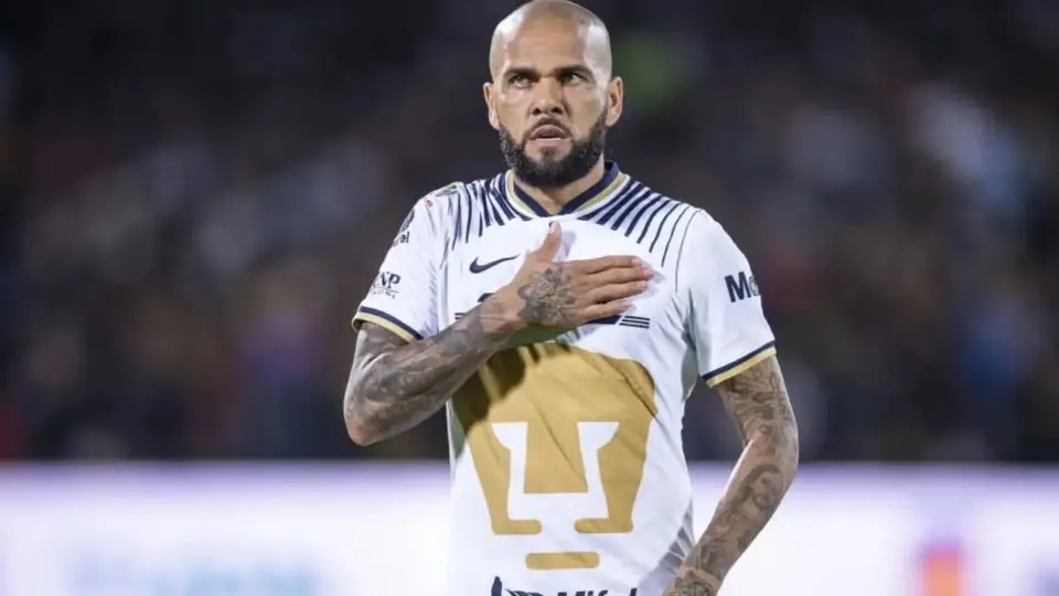 Dani Alves 'se viste de gala' en redes sociales con el jersey del Tri