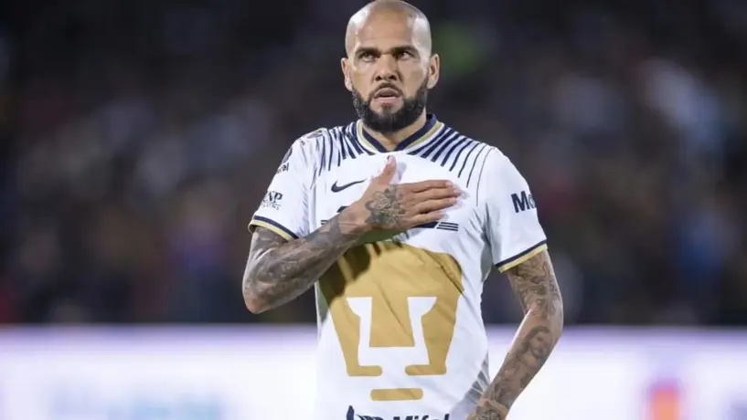 Dani Alves 'se viste de gala' en redes sociales con el jersey del Tri