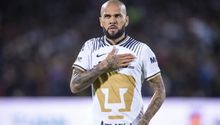 Dani Alves 'se viste de gala' en redes sociales con el jersey del Tri