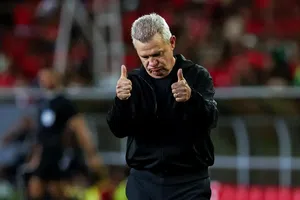 Javier Aguirre no le cierra las puertas a Julián Quiñones: 'Es un grandísimo jugador'