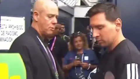 Messi desata conmovedor autógrafo a Pol Deportes