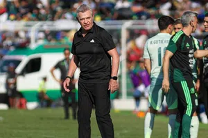 ¡Como no queriendo! Javier Aguirre lanza cachetada a jugador de Bolivia