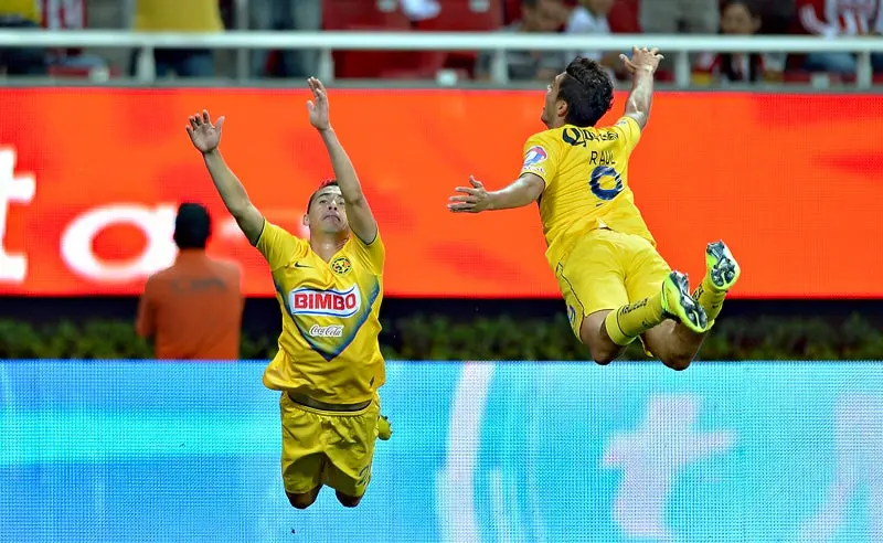 Jiménez en una celebración polémica y recordanda con Paul Aguilar ante Chivas I MEXSPORT
