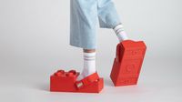 ¡Crocs de LEGO rompen internet! Precio, fecha y reacciones a su peculiar diseño