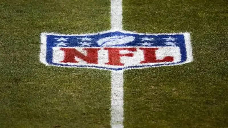 Logo de la NFL en el centro del campo | AP