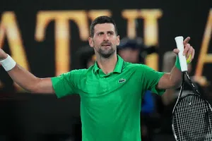 Djokovic avanza a cuartos del Australian Open 2026 tras retiro de Mensik