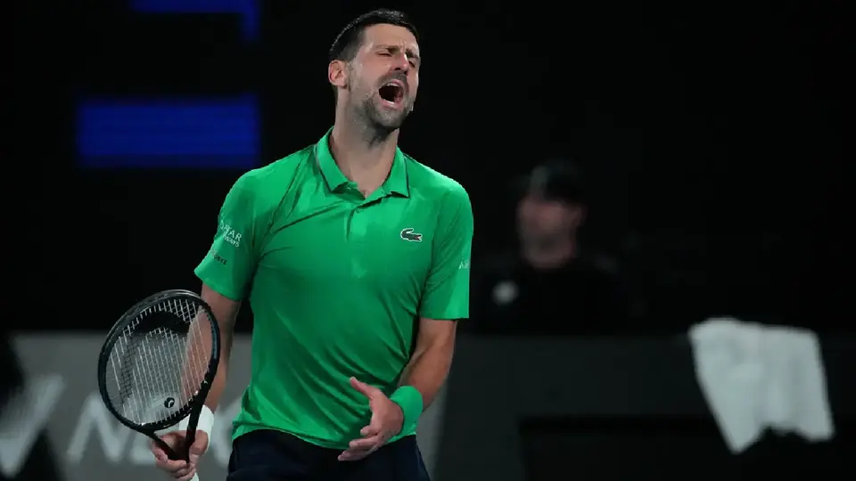 ¿Se salvó de la descalificación? Djokovic estuvo cerca de golpear a una recogepelotas en el Australian Open