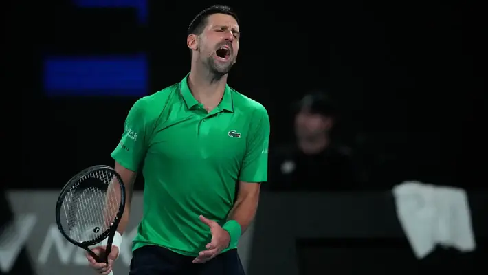 ¿Se salvó de la descalificación? Djokovic estuvo cerca de golpear a una recogepelotas en el Australian Open