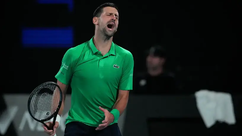 ¿Se salvó de la descalificación? Djokovic estuvo cerca de golpear a una recogepelotas en el Australian Open