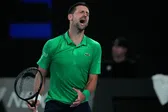 ¿Se salvó de la descalificación? Djokovic estuvo cerca de golpear a una recogepelotas en el Australian Open
