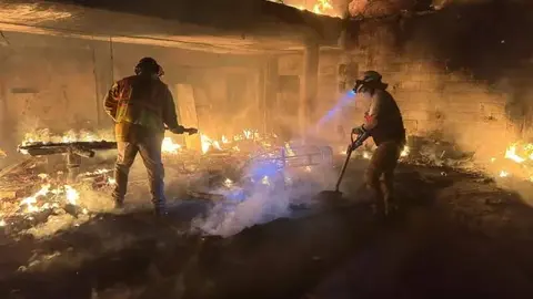 Los bomberos actuaron rápido para controlar las llamas / Especial