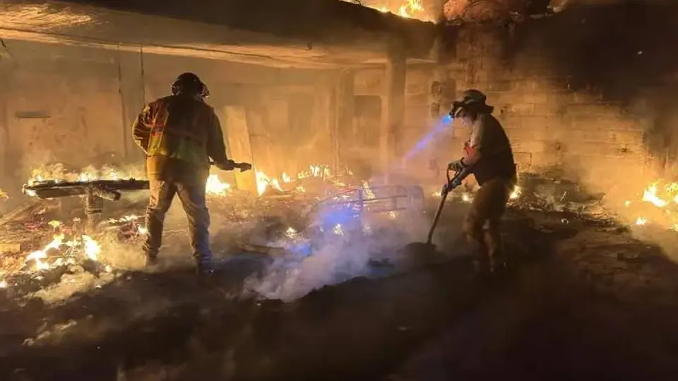 Los bomberos actuaron rápido para controlar las llamas / Especial