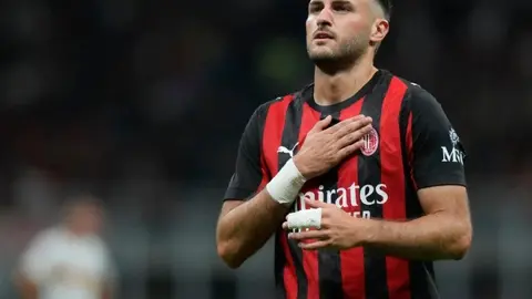 ¡Piensa en el Mundial! Santi Giménez sigue en preparación con AC Milan