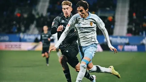 Susto en Riazor: el viento daña la cubierta del estadio antes del duelo de Segunda División en España