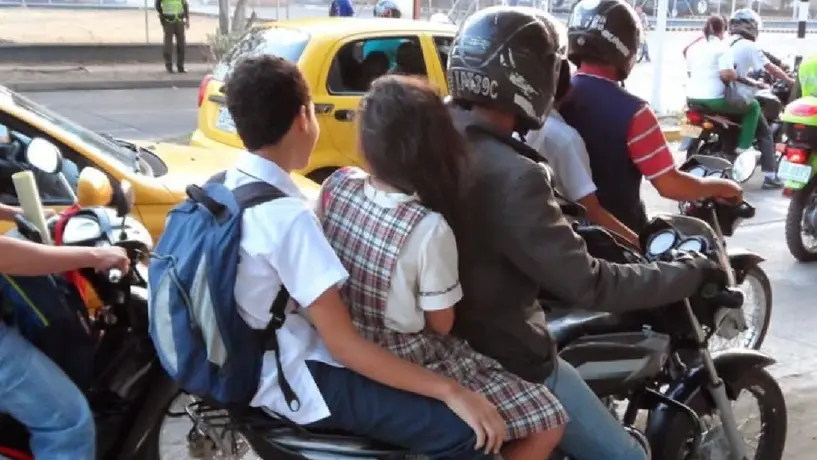 Evita multa en CDMX: ¿Cuántas personas están permitidas subir en una moto?