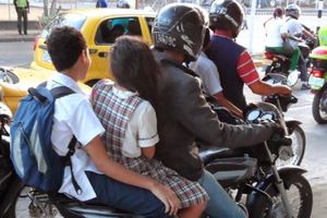 Evita multa en CDMX: ¿Cuántas personas están permitidas subir en una moto?
