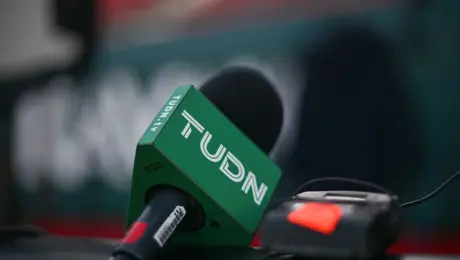 Comentarista de TUDN revienta a colega por 'campañita' contra portero del Morelia
