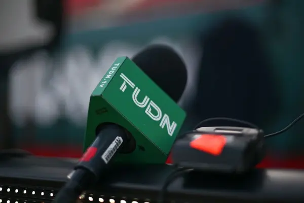 Comentarista de TUDN revienta a colega por 'campañita' contra portero del Morelia