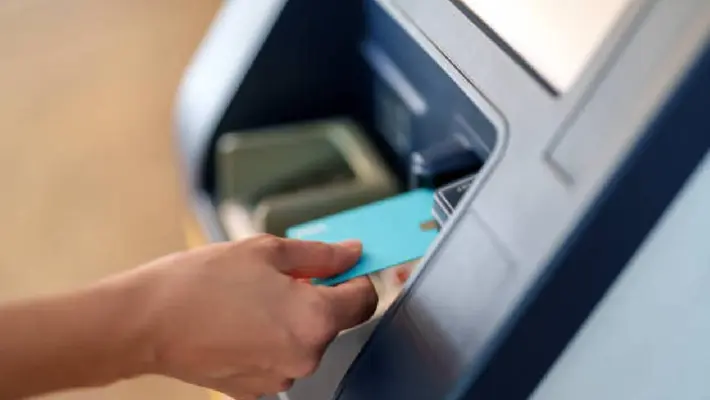 Desplazadores en cajeros automáticos: así operan para robar tarjetas y NIP en México