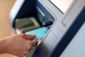 Desplazadores en cajeros automáticos: así operan para robar tarjetas y NIP en México