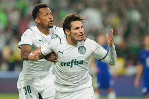 ¿Se libera plaza para Raphael Veiga? Jugador de América apunta a salir a Chile