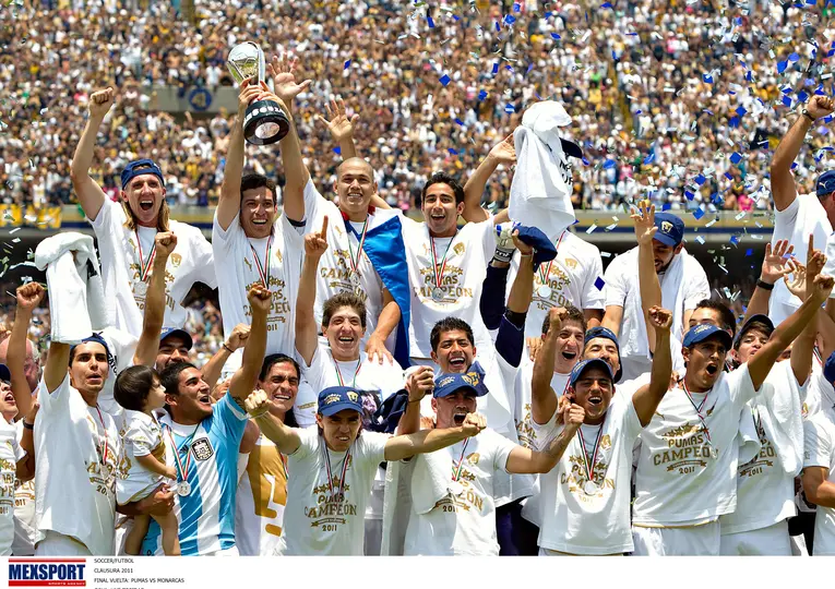 Pumas con el trofeo de campeón del Clausura 2011 | MEXSPORT