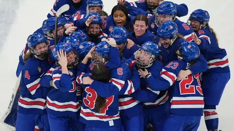 Jugadoras de la selección de hockey de Estados Unidos tras ganar el oro en los Olímpicos de Invierno | AP