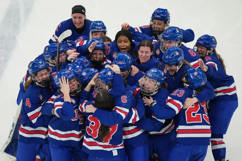 Jugadoras de la selección de hockey de Estados Unidos tras ganar el oro en los Olímpicos de Invierno | AP