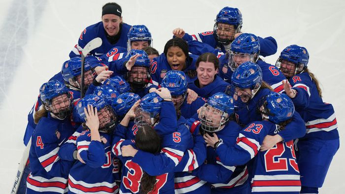 Jugadoras de la selección de hockey de Estados Unidos tras ganar el oro en los Olímpicos de Invierno | AP