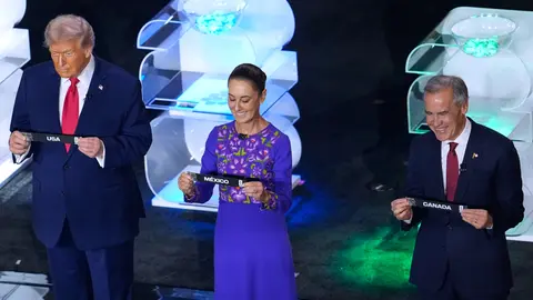 Donald Trump, Claudia Sheinbaum y Mark Carney durante el sorteo del Mundial 2026 | MEXSPORT