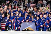 Jugadoras de la selección de hockey de Estados Unidos tras ganar el oro en los Olímpicos de Invierno | AP