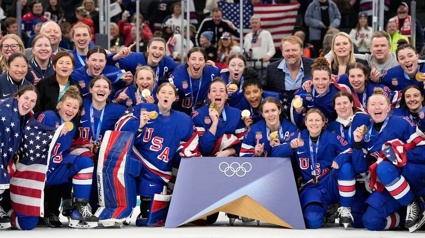 Jugadoras de la selección de hockey de Estados Unidos tras ganar el oro en los Olímpicos de Invierno | AP