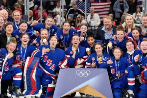 Jugadoras de la selección de hockey de Estados Unidos tras ganar el oro en los Olímpicos de Invierno | AP