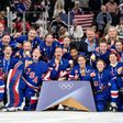 Jugadoras de la selección de hockey de Estados Unidos tras ganar el oro en los Olímpicos de Invierno | AP