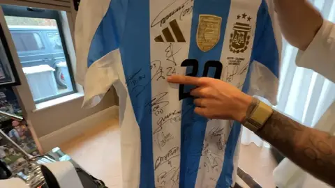 Mac Allister presume colección de camisetas con todo y una de Argentina con dibujo del ‘Dibu’ Martínez