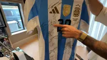 Mac Allister presume colección de camisetas con todo y una de Argentina con dibujo del ‘Dibu’ Martínez