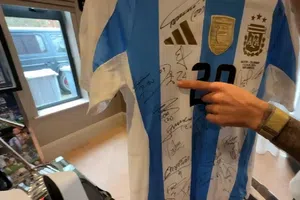 Mac Allister presume colección de camisetas con todo y una de Argentina con dibujo del ‘Dibu’ Martínez