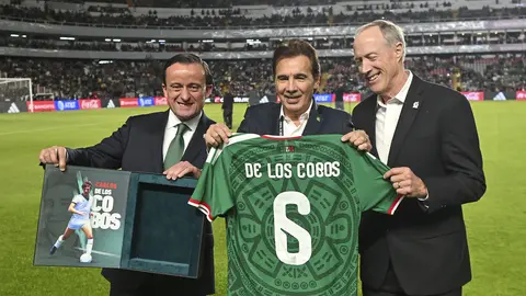 Carlos de los Cobos recibió un homenaje de la FMF en Querétaro | IMAGO7