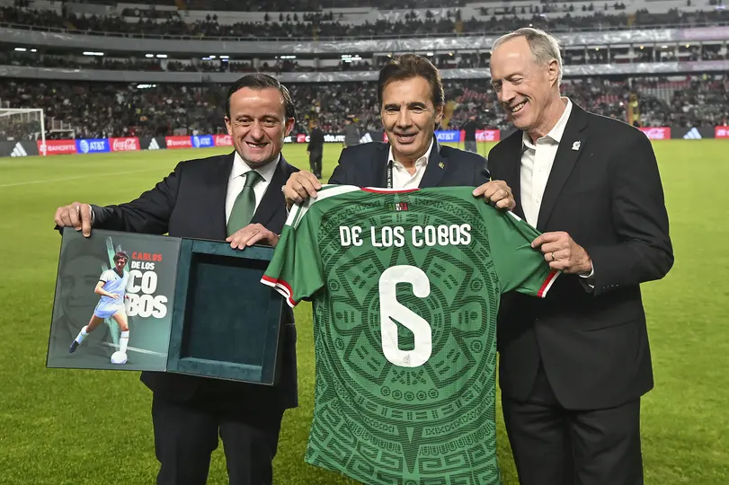 Carlos de los Cobos recibió un homenaje de la FMF en Querétaro | IMAGO7