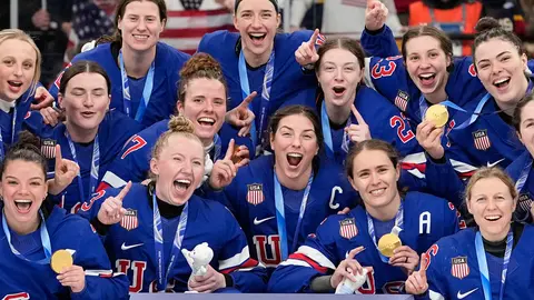 Jugadoras de la selección de hockey de Estados Unidos tras ganar el oro en los Olímpicos de Invierno | AP