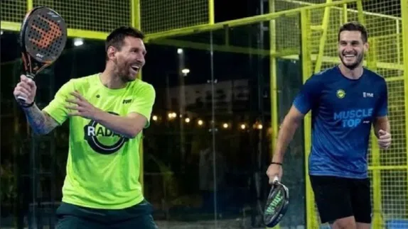 Adrián Marcelo presume reta de pádel junto a Lionel Messi