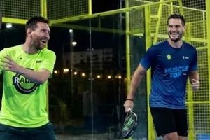 Adrián Marcelo presume reta de pádel junto a Lionel Messi