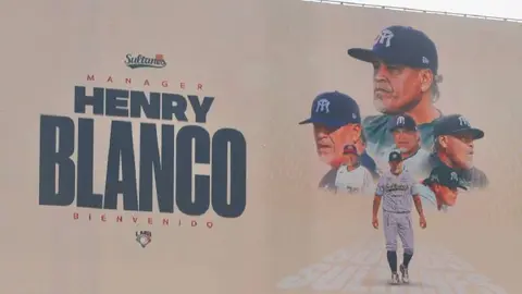 Walmart Park dandole la bienvenida a Henry Blanco | @ SultanesOficial