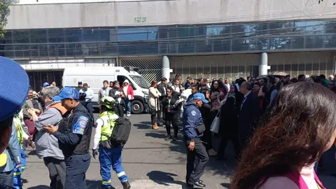 Autoridades activaron protocolos de seguridad para descartar riesgos. / X: @AlessandraRdlv
