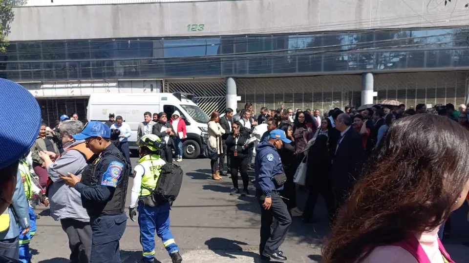 Autoridades activaron protocolos de seguridad para descartar riesgos. / X: @AlessandraRdlv