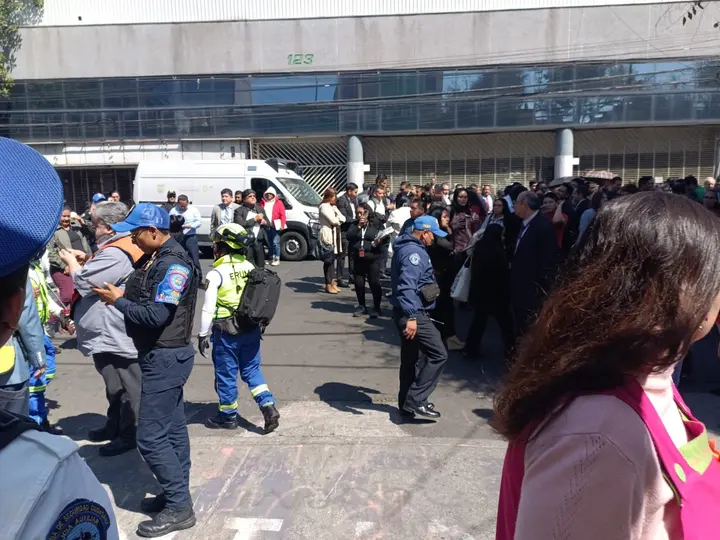 Autoridades activaron protocolos de seguridad para descartar riesgos. / X: @AlessandraRdlv