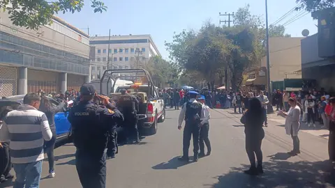 Personal y usuarios fueron evacuados del complejo judicial ubicado en la colonia Doctores, alcaldía Cuauhtémoc. /  X: @AlessandraRdlv