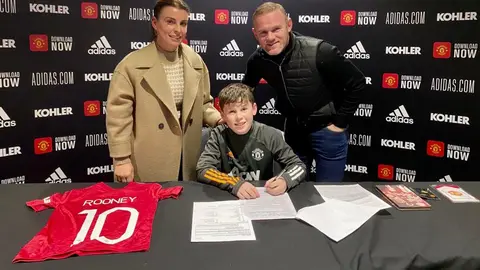 La familia Rooney en la firma de un contrato en 2020. l @WayneRooney