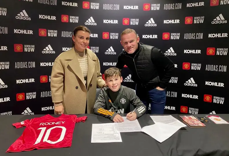 La familia Rooney en la firma de un contrato en 2020. l @WayneRooney