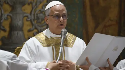 Durante un encuentro en el Vaticano, el pontífice llamó a “usar más el cerebro y no la IA”. / AP